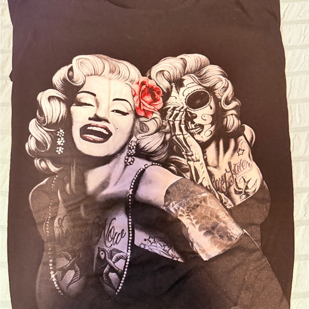 🔥Black Graphic T-Shirt with Tattooed Design